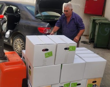 جمعية الحق والإصلاح في الطيرة توزّع أكثر من 300 رزمة غذائية على العائلات المستورة